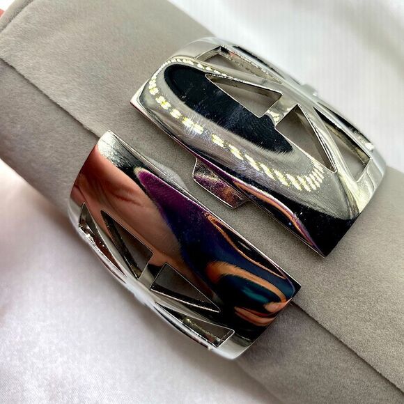 Chunky silver toned geometric cutout bangle cuff bracelet - Picture 3 of 6